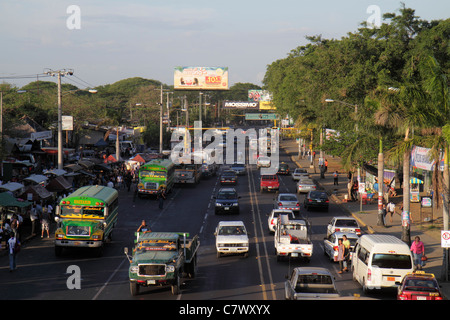 Managua Nicaragua, Pista de la Resistencia, Straßenszene, große Avenue, Bus, Bus, LKW, Auto, Verkehr, von Bäumen gesäumte, Reklametafeln, Werbung, Werbung, beschäftigt, Nicara110503 Stockfoto