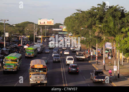 Managua Nicaragua, Pista de la Resistencia, Straßenszene, große Avenue, Bus, Bus, LKW, Auto, Verkehr, von Bäumen gesäumte, Reklametafeln, Werbung, Werbung, beschäftigt, Nicara110503 Stockfoto