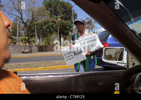 Managua Nicaragua, Straßenszene, Autoverkehr, Fahrer, Zeitung, Verkäufer Stände Stand Markt Markt, Schlagzeile, Korruption der Regierung, Hispan Stockfoto