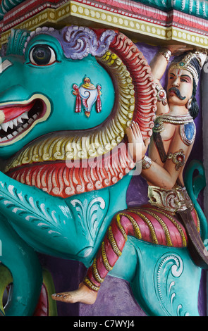 Geschnitzte Figuren in Sri Srinivasa Perumal Temple, Little India, Singapur Stockfoto