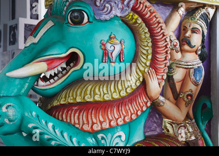 Geschnitzte Figuren in Sri Srinivasa Perumal Temple, Little India, Singapur Stockfoto