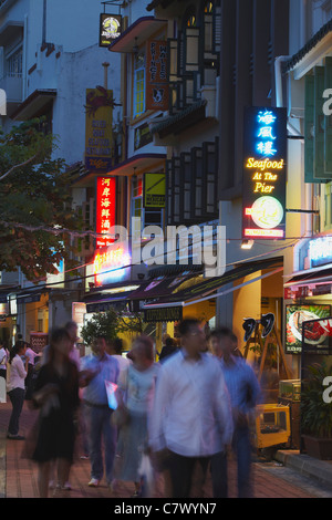 Menschen zu Fuß vorbei an Restaurants und Bars am Boat Quay, Singapur Stockfoto