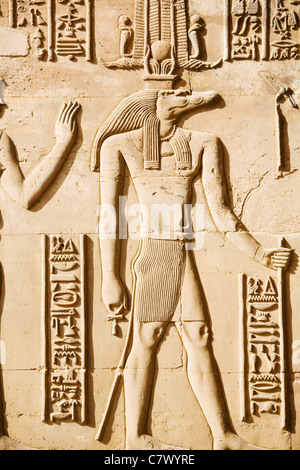 Wand-Reliefschnitzen des Krokodils geleitet Gott Sobek bei den ptolemäischen Ruinen von Kom Ombo auf dem Nil im Süden von Ägypten Stockfoto