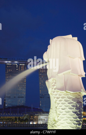 Der Merlion Statue und Marina Bay Sands Hotel in der Abenddämmerung, Singapur Stockfoto