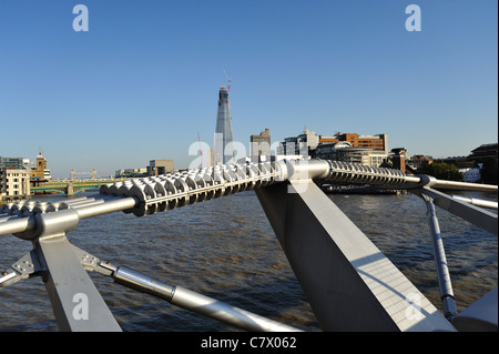 Der Shard London Bridge Tower auch bekannt als Shard of Glass von Millenium Bridge gesehen. Stockfoto