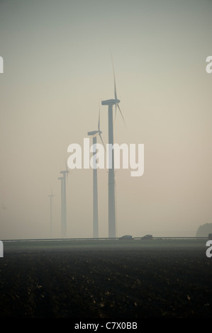 Windkraftanlagen im Nebel Stockfoto