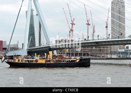 Dampfschiff Hydrograaf unter die Erasmusbrücke in Rotterdam. Stockfoto