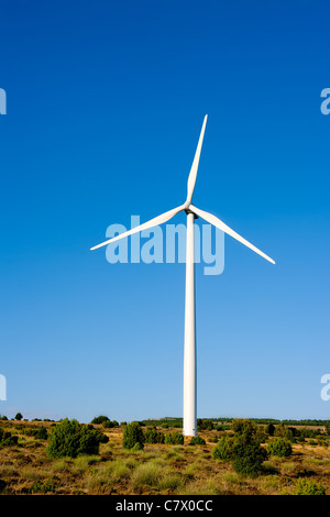 Aerogenerator Windmühle im sonnigen blauen Himmel Tag Stockfoto