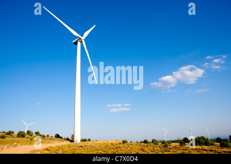 Aerogenerator Windmühle im sonnigen blauen Himmel Tag Stockfoto