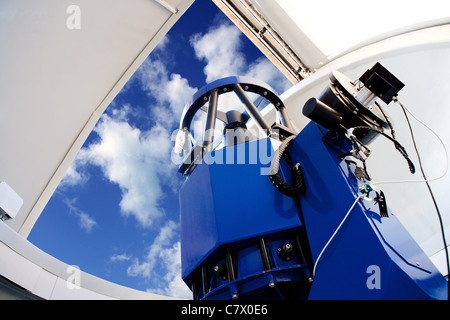 astronomisches Observatorium Teleskop innen blauer Himmel Stockfoto