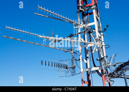 Antennenmast Repeater chaotisch mit tv, Radio und Telefon Stockfoto