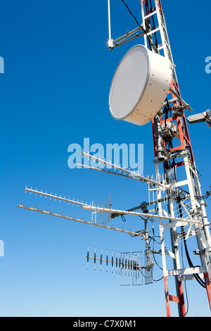 Antennenmast Repeater chaotisch mit tv, Radio und Telefon Stockfoto