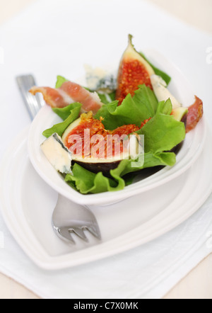 Salat mit Feigen, Blauschimmelkäse, Prosciutto und Walnuss Stockfoto
