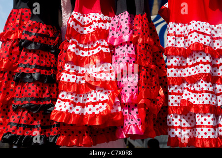 bunt rot rosa Zigeuner Kostüme der Flamenco-Tänzerin in andalusischen Stockfoto