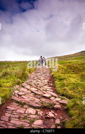 Wanderer auf dem Weg zum Gipfel des Pen-y-Fan in Brecon-Beacons-Nationalpark in Wales Stockfoto