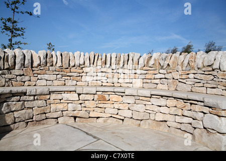 Steinmauer Sitz trocknen Stockfoto