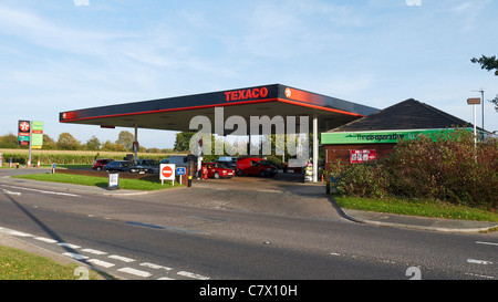 Texaco-Tankstelle mit Co-Operative Lebensmittel lagern UK Stockfoto