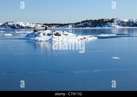 Kleine Inseln im Meer in Winterlandschaft. Nynashamn, Schweden. Stockfoto