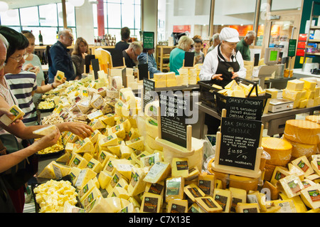 Der Cheese Shop im Besucherzentrum Wensleydale Creamery in Hawes in Wensleydale in North Yorkshire, England, Großbritannien, Uk Stockfoto