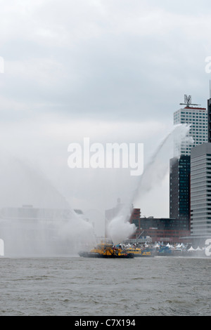 Löschboot Demonstration während der Wereldhavendagen (Hafen Weltereignis) in Rotterdam Stockfoto