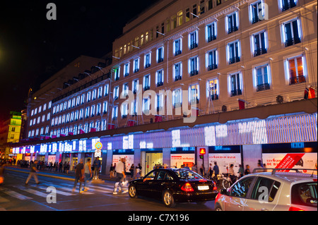 Paris, Frankreich, Öffentliche Veranstaltungen, Nuit Blanche, Weiße Nacht, Lichteffekte auf der Fassade von BHV, Kaufhaus 'La Source au Bazar, Straßenautoverkehr Stockfoto