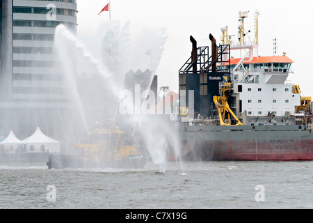 Löschboot Demonstration während der Wereldhavendagen (Hafen Weltereignis) in Rotterdam Stockfoto