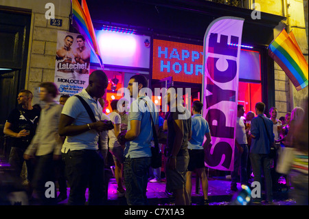 Paris, Frankreich, Menschenmenge vor der Gay Bar „Spyce“, spät in der Nacht im Marais-Viertel geöffnet, (jetzt geschlossen) Front Stockfoto