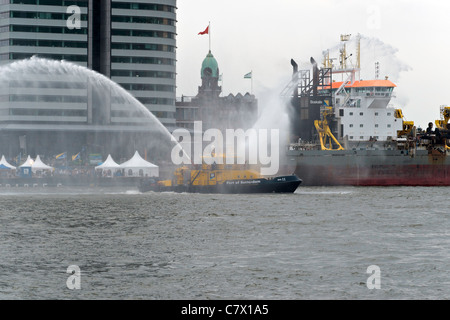 Löschboot Demonstration während der Wereldhavendagen (Hafen Weltereignis) in Rotterdam Stockfoto