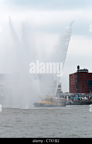 Löschboot Demonstration während der Wereldhavendagen (Hafen Weltereignis) in Rotterdam Stockfoto