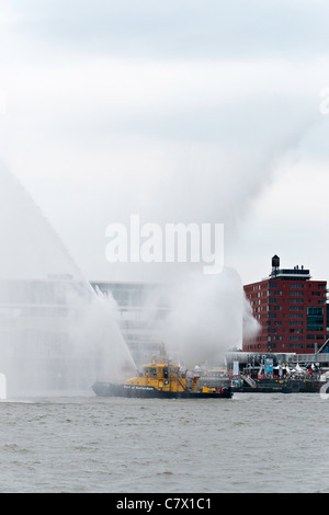 Löschboot Demonstration während der Wereldhavendagen (Hafen Weltereignis) in Rotterdam Stockfoto