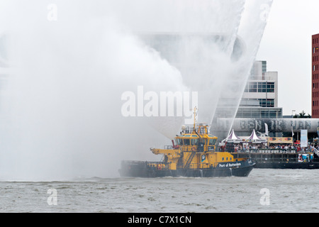 Löschboot Demonstration während der Wereldhavendagen (Hafen Weltereignis) in Rotterdam Stockfoto