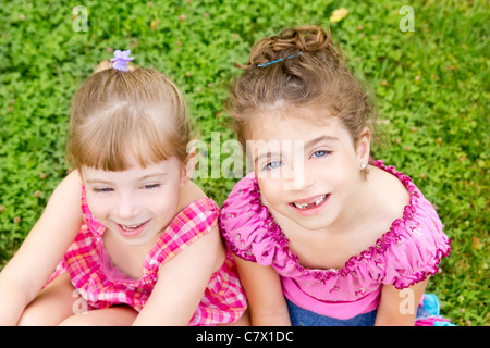 zwei Schwester Kinder Mädchen glücklich in der Rasen-Park Stockfoto