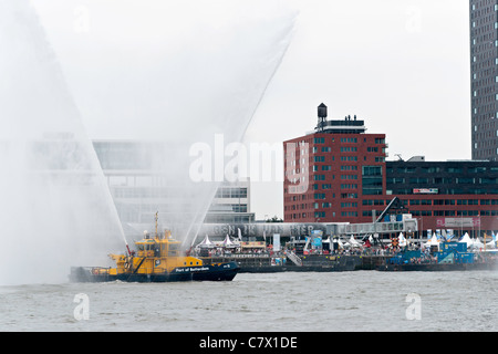 Löschboot Demonstration während der Wereldhavendagen (Hafen Weltereignis) in Rotterdam Stockfoto