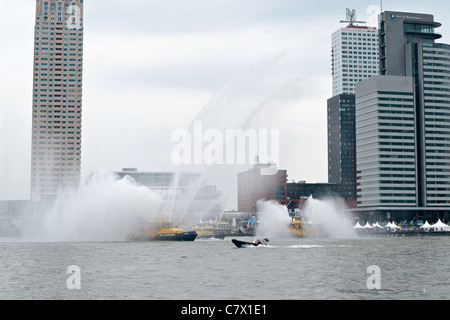 Löschboot Demonstration während der Wereldhavendagen (Hafen Weltereignis) in Rotterdam Stockfoto