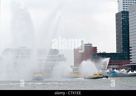 Löschboot Demonstration während der Wereldhavendagen (Hafen Weltereignis) in Rotterdam Stockfoto