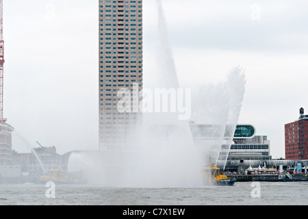 Löschboot Demonstration während der Wereldhavendagen (Hafen Weltereignis) in Rotterdam Stockfoto