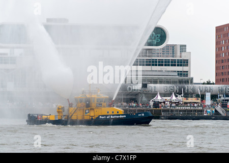 Löschboot Demonstration während der Wereldhavendagen (Hafen Weltereignis) in Rotterdam Stockfoto