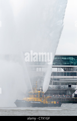 Löschboot Demonstration während der Wereldhavendagen (Hafen Weltereignis) in Rotterdam Stockfoto
