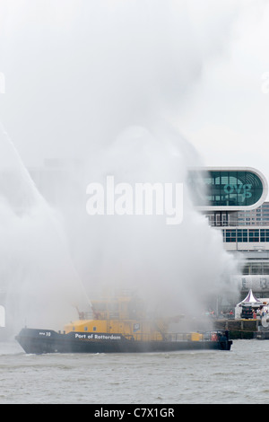 Löschboot Demonstration während der Wereldhavendagen (Hafen Weltereignis) in Rotterdam Stockfoto