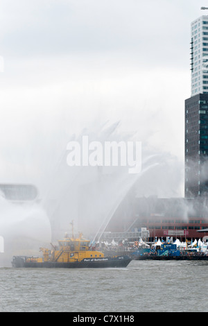 Löschboot Demonstration während der Wereldhavendagen (Hafen Weltereignis) in Rotterdam Stockfoto