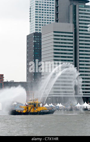 Löschboot Demonstration während der Wereldhavendagen (Hafen Weltereignis) in Rotterdam Stockfoto