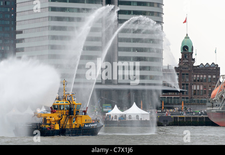 Löschboot Demonstration während der Wereldhavendagen (Hafen Weltereignis) in Rotterdam Stockfoto