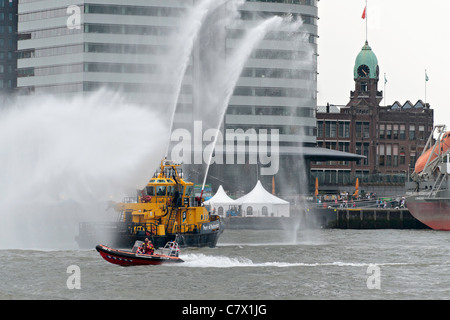 Löschboot Demonstration während der Wereldhavendagen (Hafen Weltereignis) in Rotterdam Stockfoto