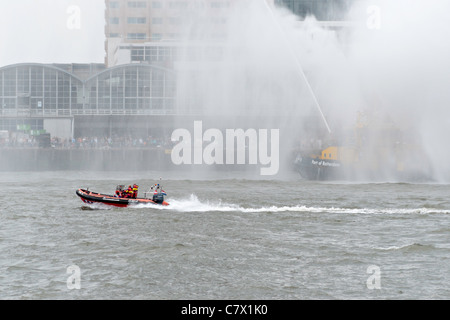 Löschboot Demonstration während der Wereldhavendagen (Hafen Weltereignis) in Rotterdam Stockfoto