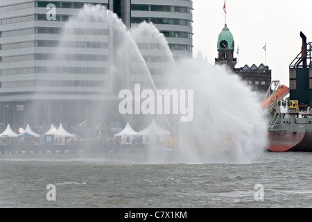 Löschboot Demonstration während der Wereldhavendagen (Hafen Weltereignis) in Rotterdam Stockfoto