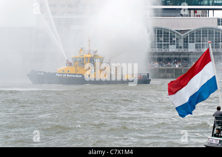 Löschboot Demonstration während der Wereldhavendagen (Hafen Weltereignis) in Rotterdam Stockfoto