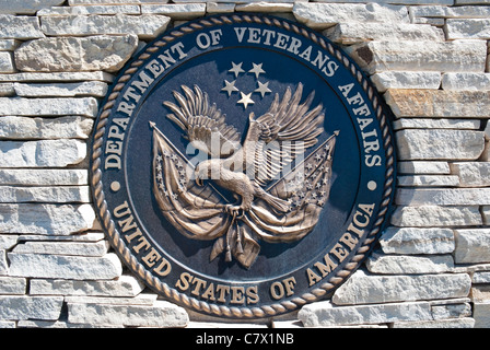 Die Steinmauer am Eingang zum Friedhof der Veteran in Santa Fe, New Mexico ist der Veteran Dichtung befestigt. Stockfoto