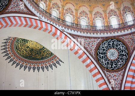 Süleymaniye-Moschee (Ottoman Imperial Moschee) innen kunstvoller Architektur in Istanbul, Türkei. Stockfoto
