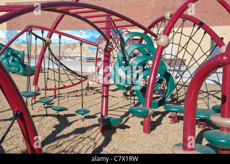 Ein Labyrinth von interessanten Formen ist Bestandteil der Kinderspielplatz in einem städtischen Park in Santa Fe. Stockfoto