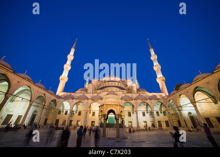 Blaue Moschee (Sultan Ahmet Camii) historisches Wahrzeichen in der Nacht in Istanbul, Türkei, Sultanahmet-Viertel. Stockfoto